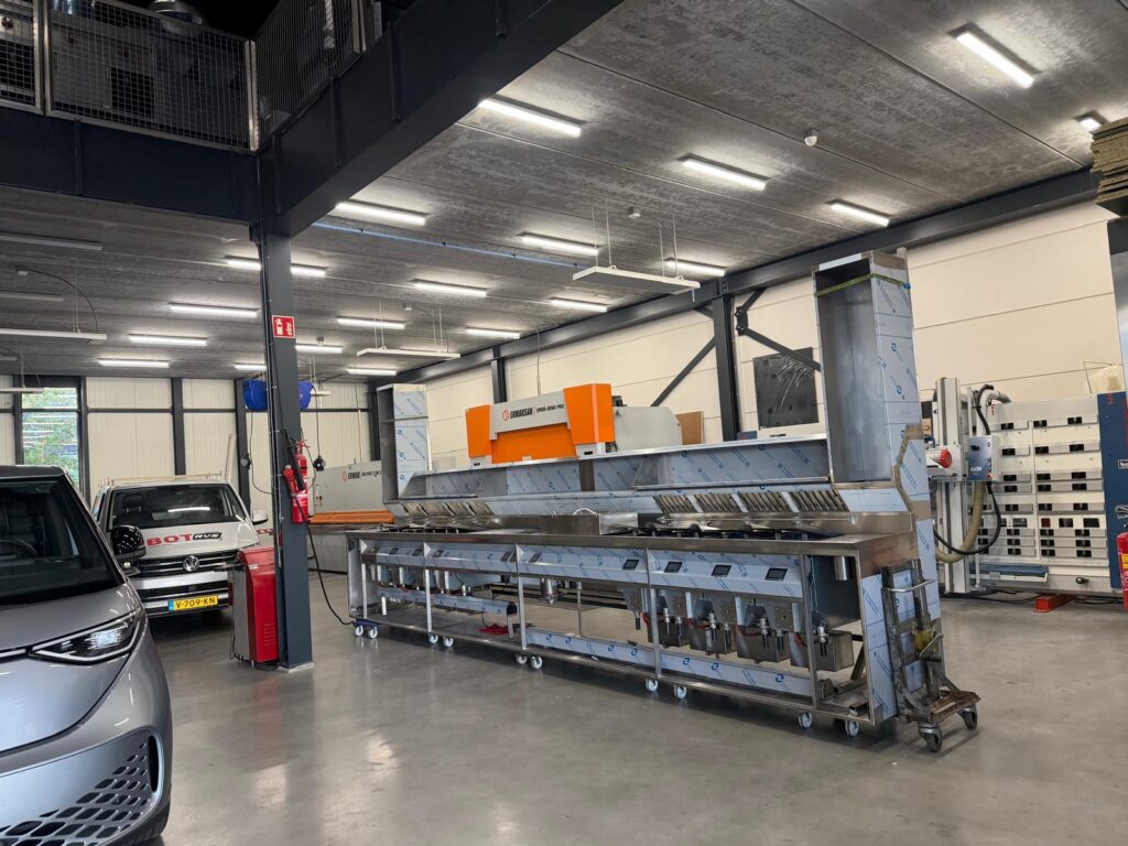Hoogwaardige RVS bakwand voor de horeca, ontworpen en geproduceerd door De Bakwandenfabriek in Bodegraven. Wij combineren een uniek design met energiebesparing, wat een duurzaam resultaat oplevert.