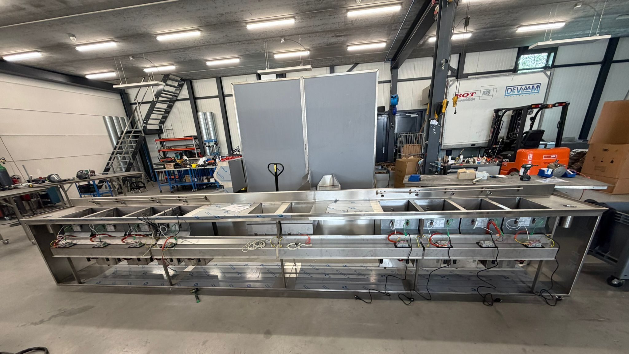 Hoogwaardige RVS bakwand in productie bij De Bakwandenfabriek in Bodegraven. Energie besparen combineren wij met een uniek design voor duurzame en makkelijk te bedienen horeca-installatie.